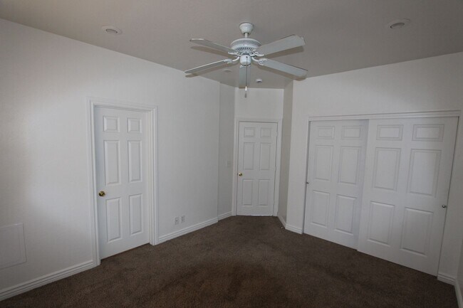 Building Photo - 1497 E Ivy Ln