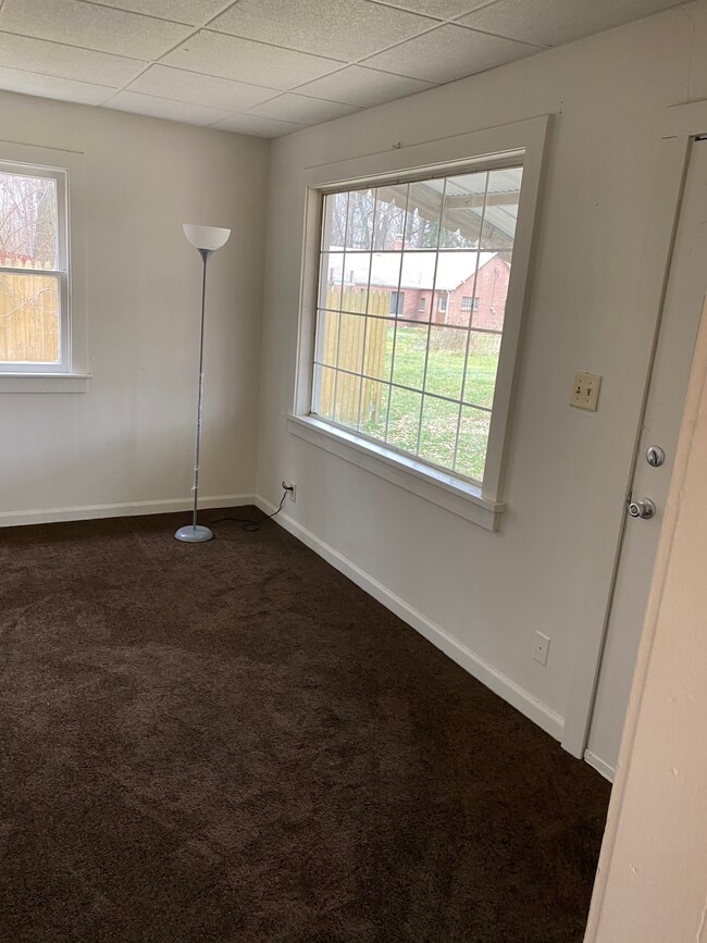 Building Photo - 605 W Mishawaka Rd