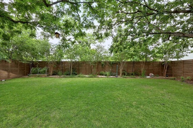 Building Photo - 1204 Brentwood St