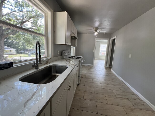 Building Photo - 2157 Nelms Dr SW
