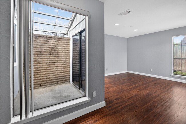 Building Photo - 6110 Gallant Forest Dr