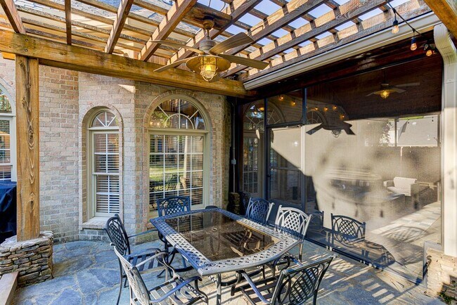 Building Photo - 1765 Hartwell Manor N