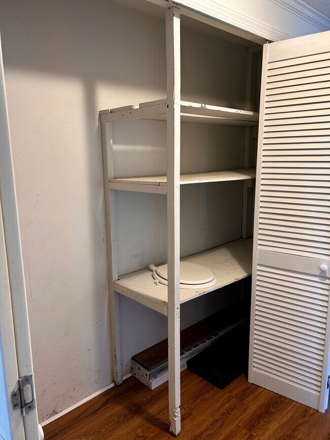 Building Photo - NOW AVAILABLE! 3 Bedrooms/1 1/2 Bath with Double living room space.