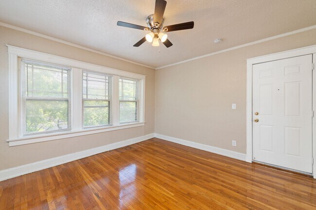 Interior Photo - VALENTINE