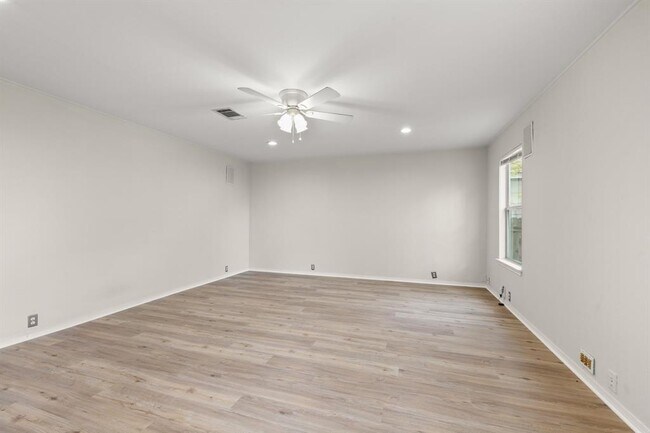 Building Photo - 2036 Kaiser Dr