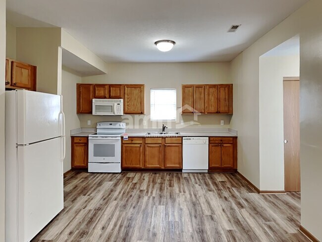 Building Photo - 1893 Sandy Lake Dr