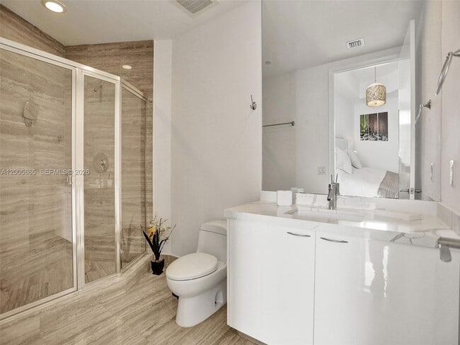 Building Photo - 15901 Collins Ave