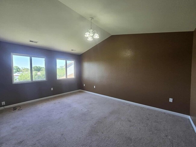 Building Photo - Beautiful Town House