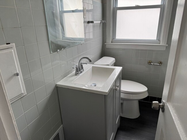 Building Photo - Recently renovated 2 bathroom, 1 bathroom,...