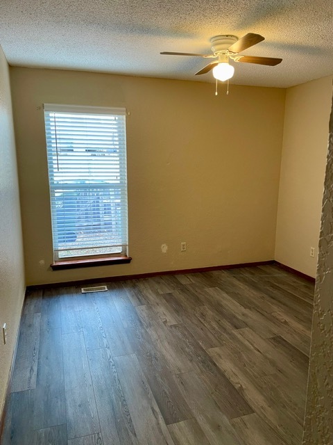 Guest bedroom #1 (left) - 100 Village Oaks Dr