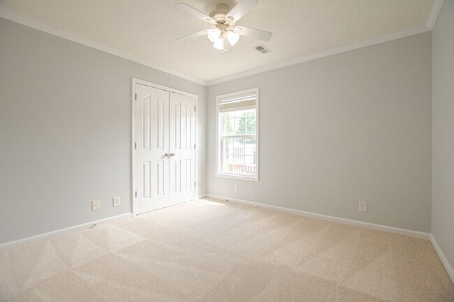 Building Photo - Three Bedroom with Bonus and Pool!