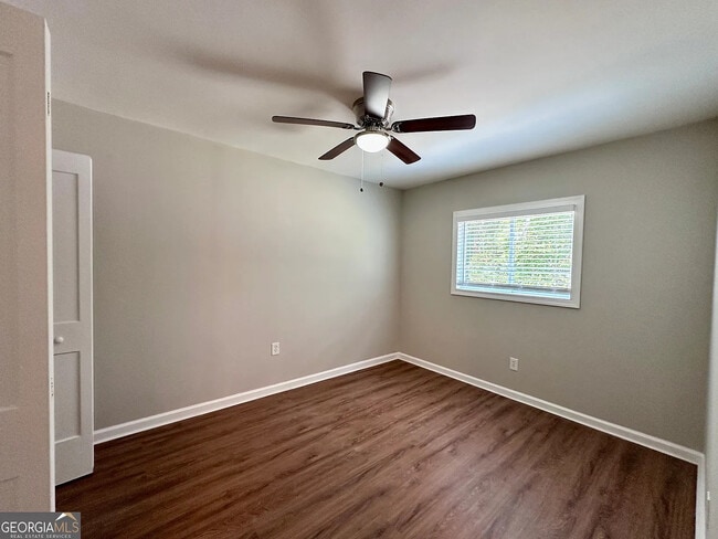 Building Photo - Room in Apartment on Gresham Park Dr