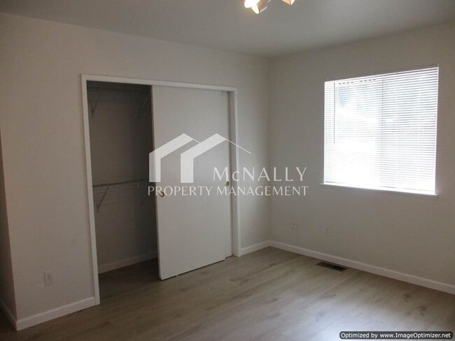 Building Photo - 2 Bedroom, 1.5 Bathroom Townhouse in Port ...