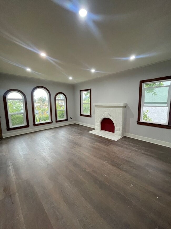 Building Photo - Stunning 5 bedroom 3 bath