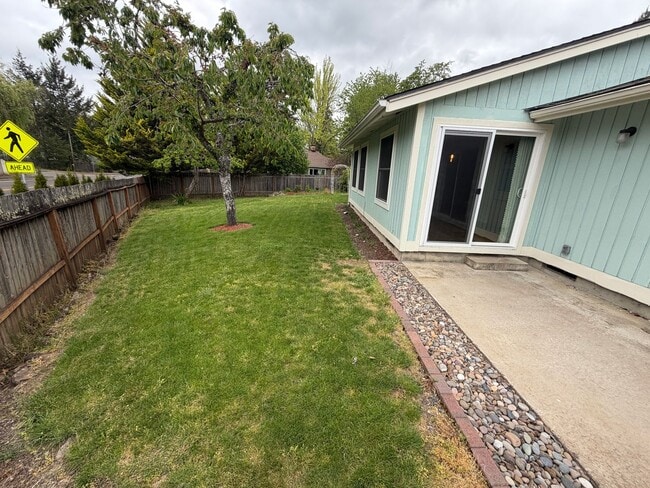 Building Photo - (969) Lance Way - 3 Bedroom / 2 Bath Home