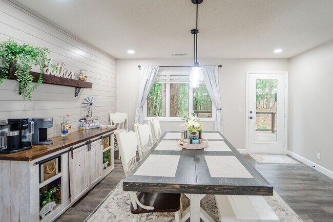Building Photo - Charming 4 bedroom, 3 bathroom with lots of outdoor living space.