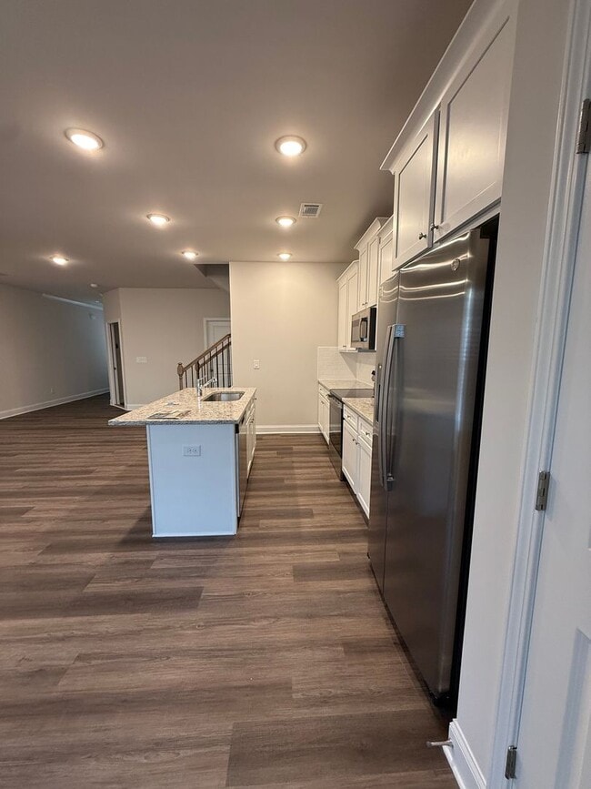 Building Photo - Townhome