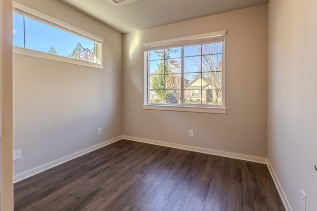 Building Photo - 6280 SE Genrosa St