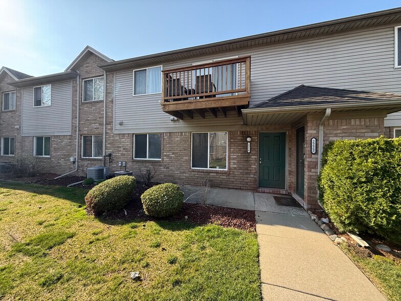 Building Photo - 2216 Frazho Rd