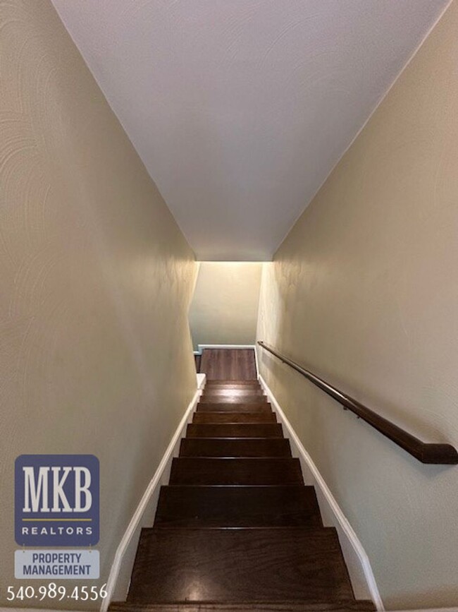 Building Photo - Luxurious 4 Bd/3.5Ba home located in The G...
