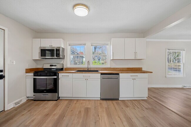Building Photo - 1337 N Rhyne St