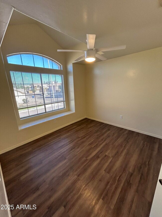 Building Photo - 1433 E Park Ave