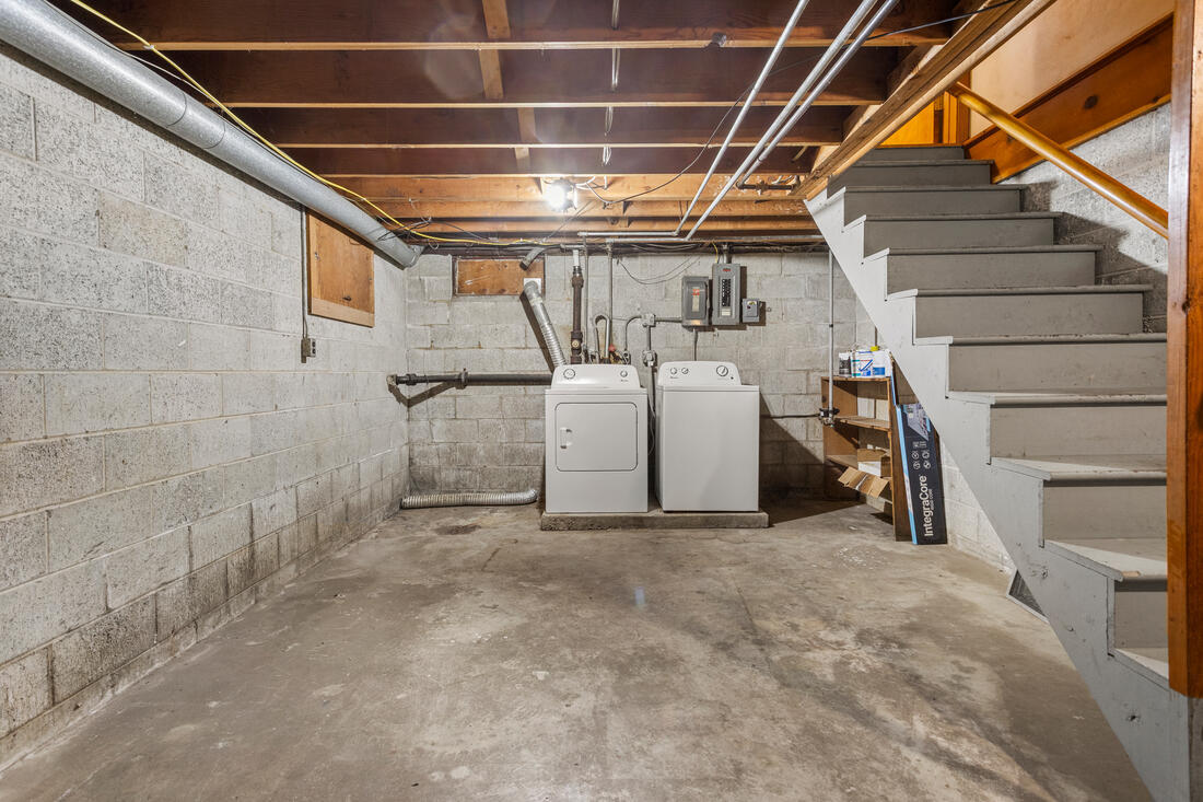 Building Photo - 1320 Alms Dr