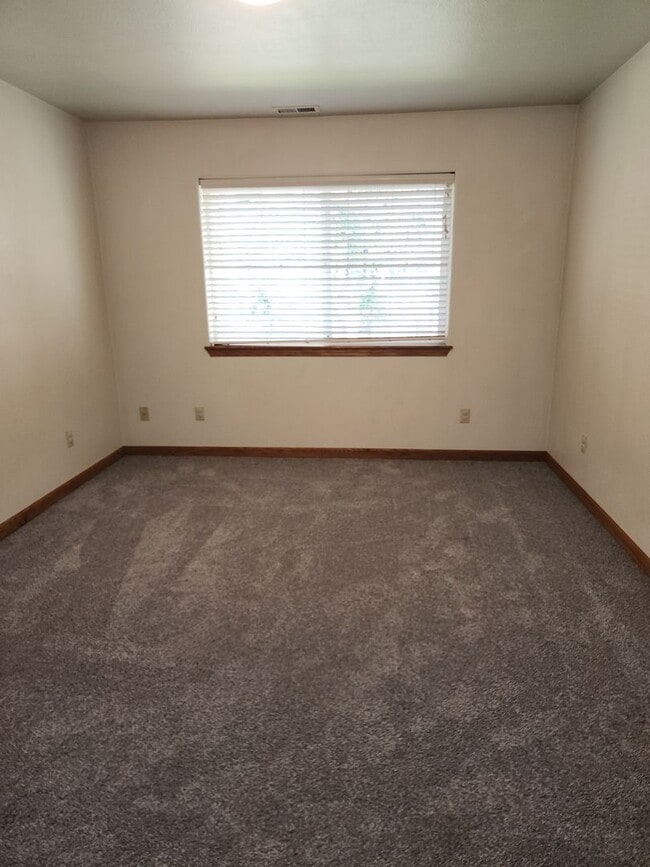 Building Photo - 3-bedroom 3 bath House