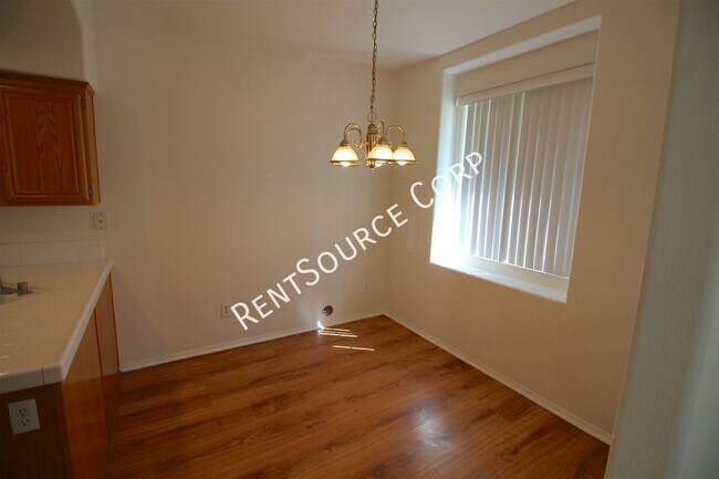 Building Photo - 3 Bedroom Townhome For Rent in Canyon Park...