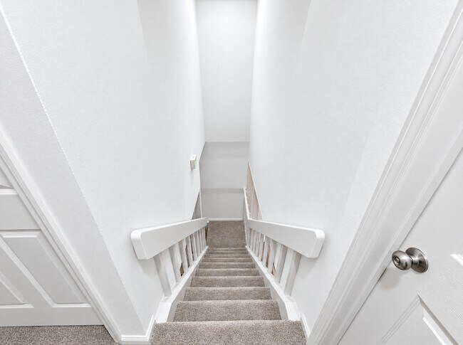 Building Photo - 5769 Dewsbury Ln