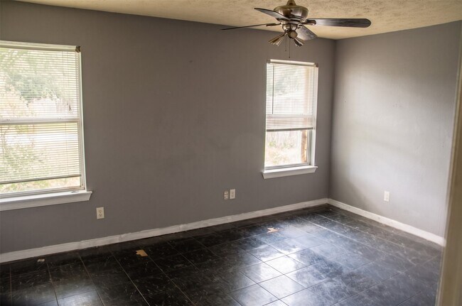 Building Photo - 306 Willowick St
