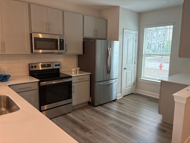 Building Photo - Room in Townhome on Old Grove Ln