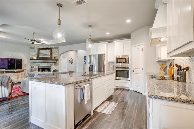 Building Photo - 404 Lacey Oak Ct