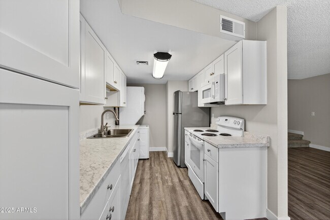 Building Photo - 860 E Brown Rd