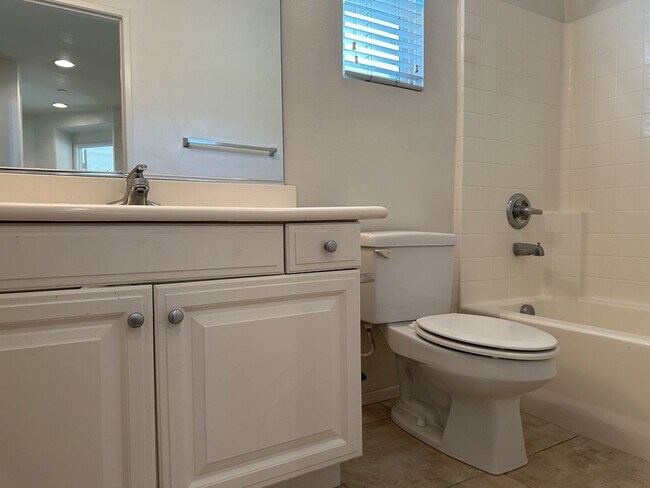 Building Photo - "Charming 3-Bedroom Riverside Retreat with 2.5 Baths – 1598 Sq Ft of Comfort on Winterberry Drive!"