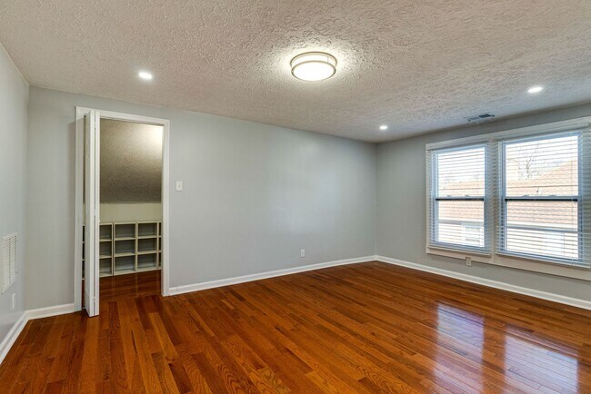 Building Photo - Spacious 4 Bed/ 3.5 Bath Home in Madison w Detached Office and Full Bath, 2 Car Garage, 1/2 acres...