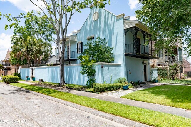 Building Photo - 211 Ursuline St