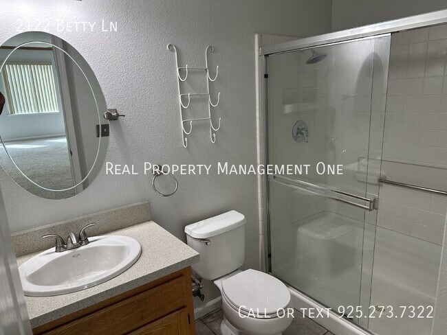 Building Photo - 2122 Betty Ln