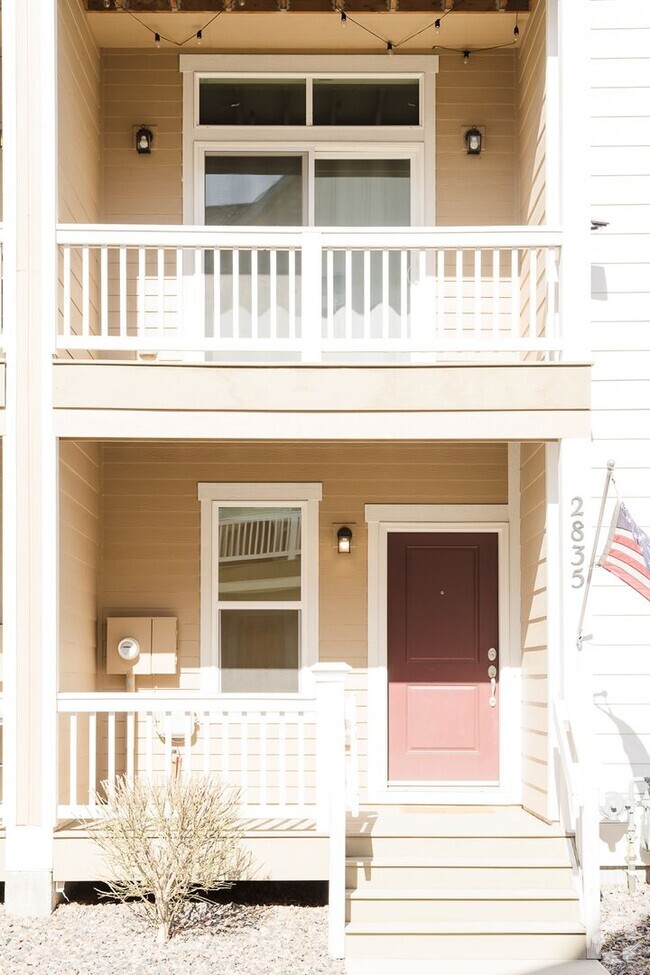 Building Photo - Nice, Clean 2 bedroom townhome with 2 prim...