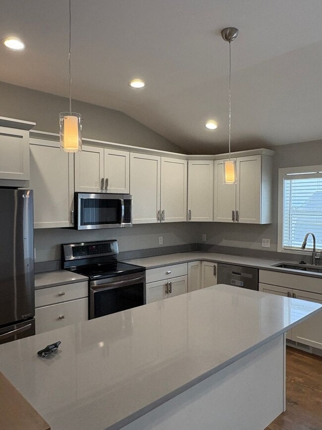 Building Photo - 4 Bedroom Home