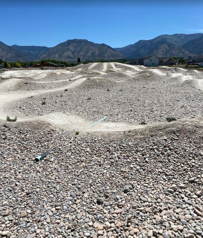 Building Photo - HC542