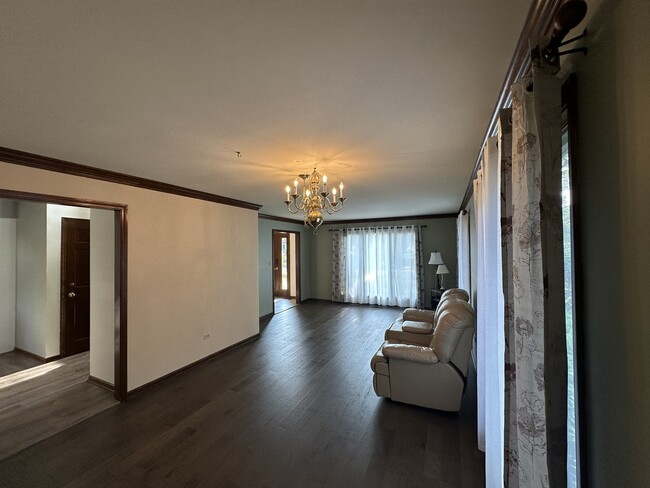 Building Photo - 1055 Knollwood Ln
