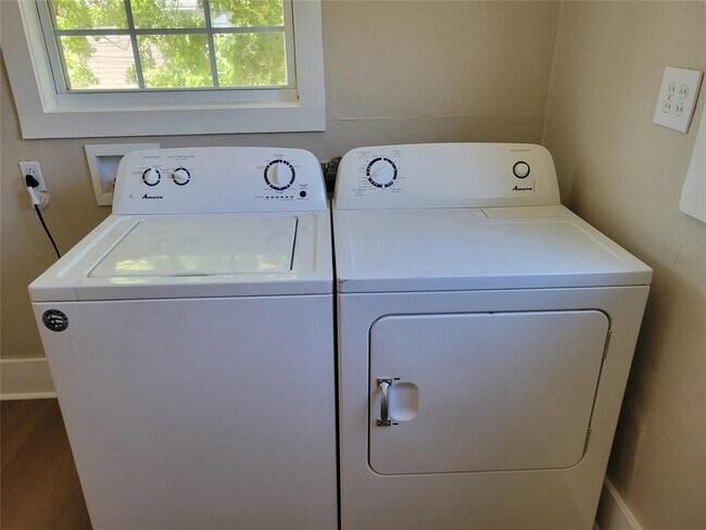 Building Photo - 2406 Huldy St