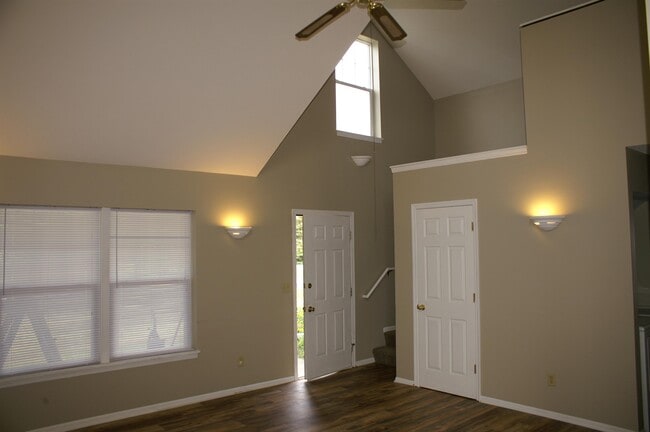 Building Photo - 680 Circle Pine Dr