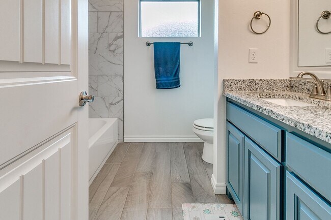 Building Photo - 3 Bed, 2 Bath Home with Bonus Office and  ...