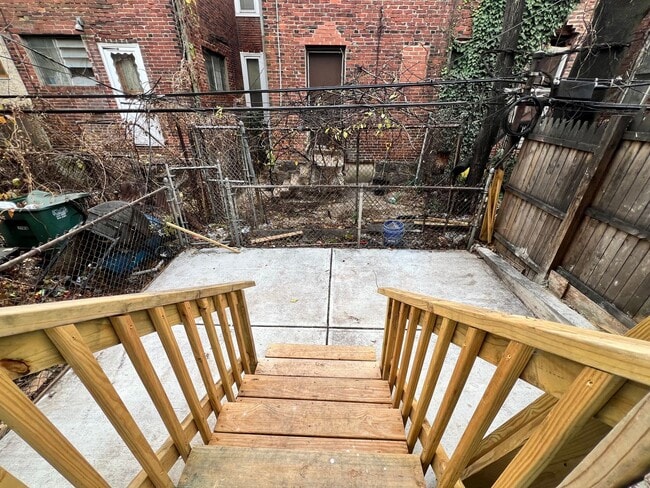 Building Photo - Refreshed 3BR/1BA Cozy Home with Porch & Fenced Yard!