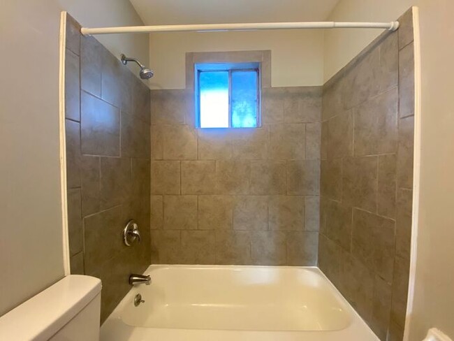Building Photo - 2 Bedroom Apartment Near Downtown