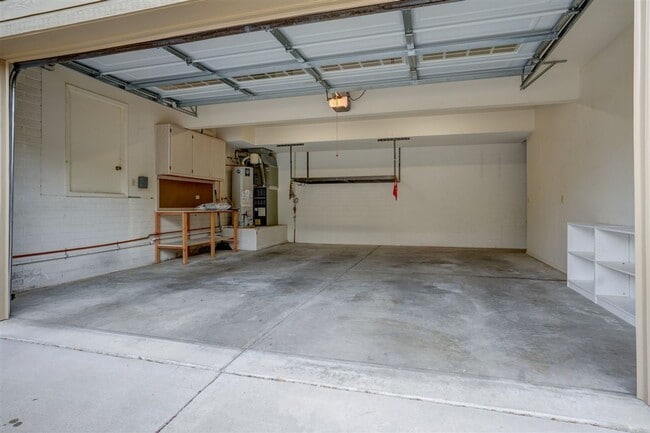 Building Photo - 3 bedroom, 2 bathroom home in Forest Hylands!