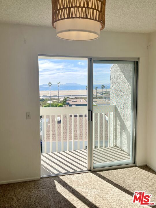 Building Photo - 271 S Ventura Rd