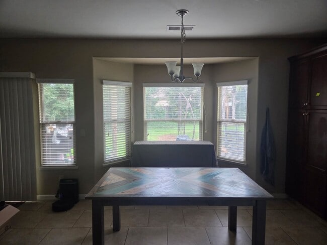 Building Photo - 39 N Post. A spacious 5 Bedroom 3 Bathroom...